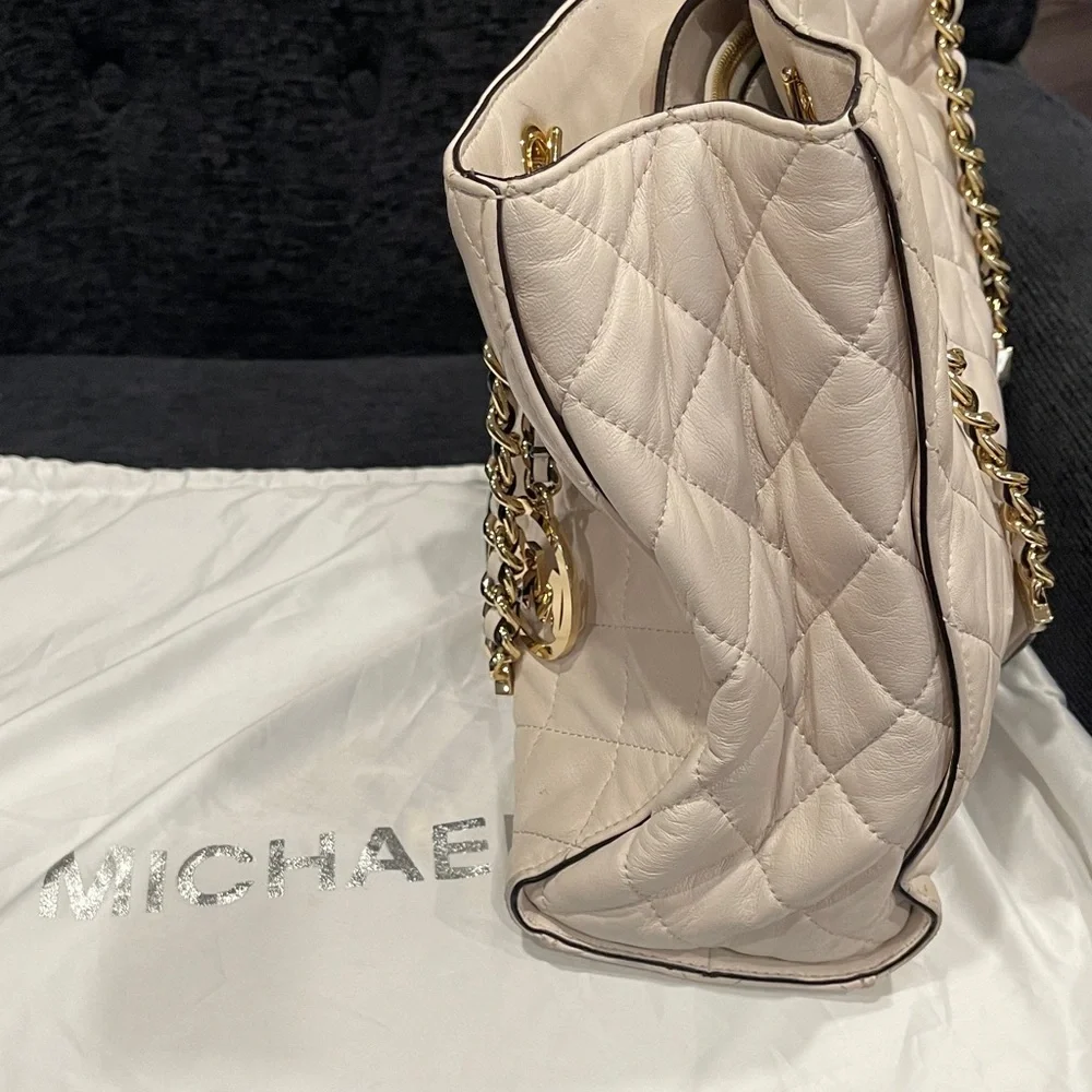 Michael Kors Quilted Shoulder Bag in Cream with Gold Accents - Picture 5 of 11